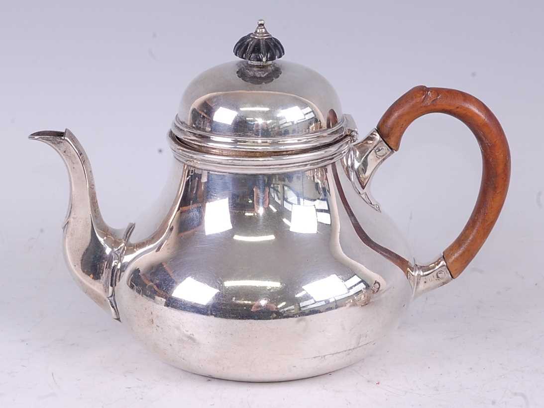 A late Victorian silver teapot, in the early 18th century style, having a hinged domed cover and - Image 3 of 5