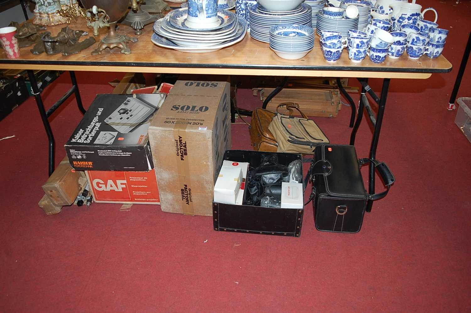 A collection of assorted photography equipment to include slide viewer, screens etc - Image 12 of 13