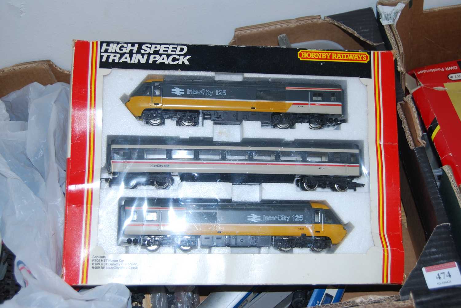 A box of assorted mainly 00 gauge rolling stock and accessories, to include GWR footbridge etc - Image 2 of 16
