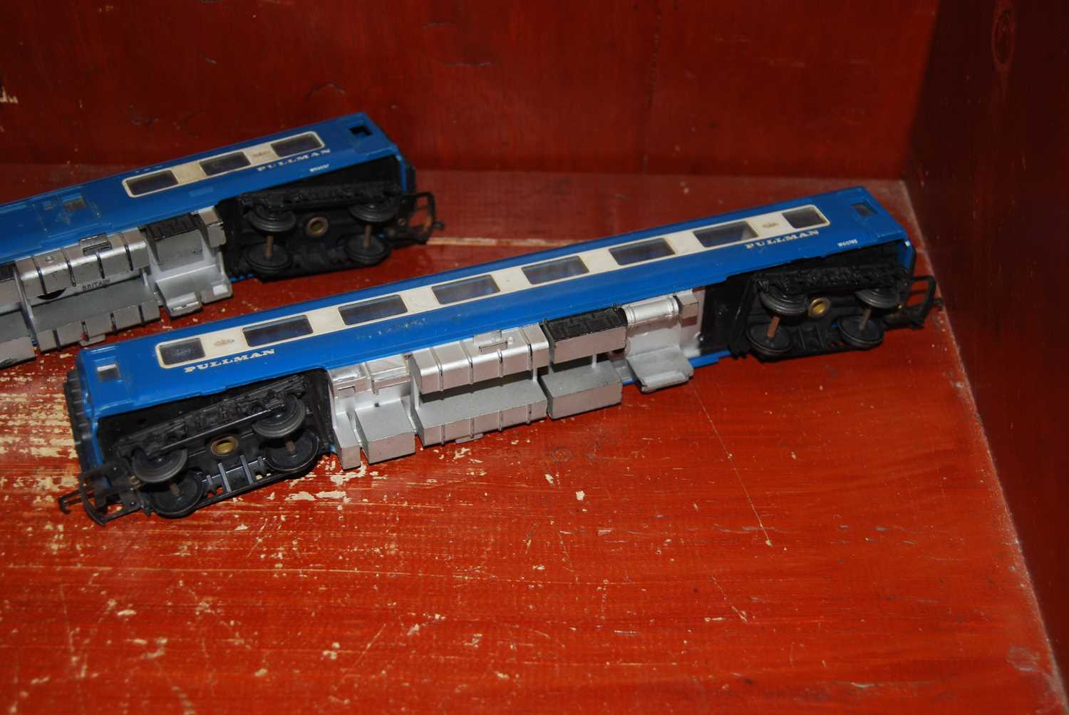 A box of assorted mainly 00 gauge rolling stock and accessories, to include GWR footbridge etc - Image 4 of 16