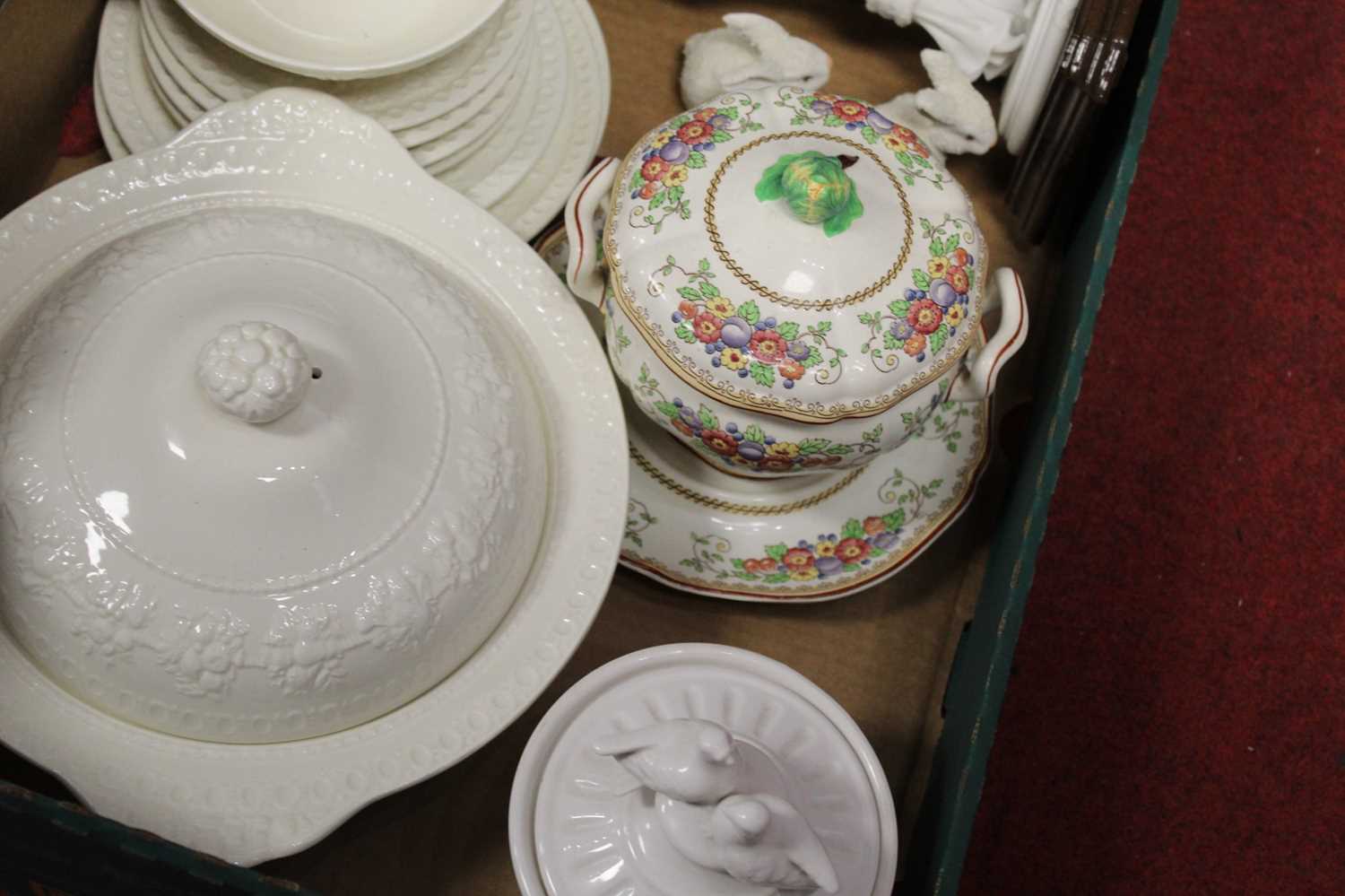 A box of miscellaneous items, to include modern Wedgwood cream dinner wares, Wedgwood tureen and - Image 3 of 3