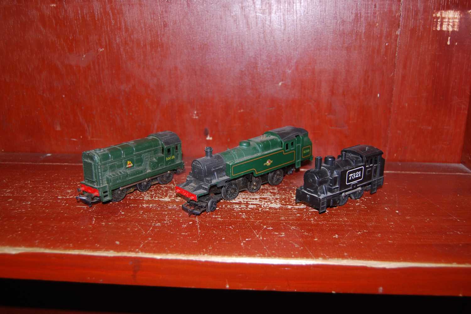 A box of assorted mainly 00 gauge rolling stock and accessories, to include GWR footbridge etc - Image 7 of 16