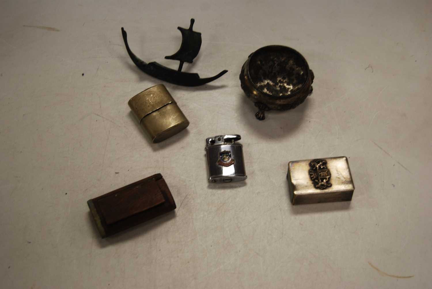 A box of miscellaneous items, to include a pair of brass shell cases, pocket cigarette lighters, - Image 7 of 11