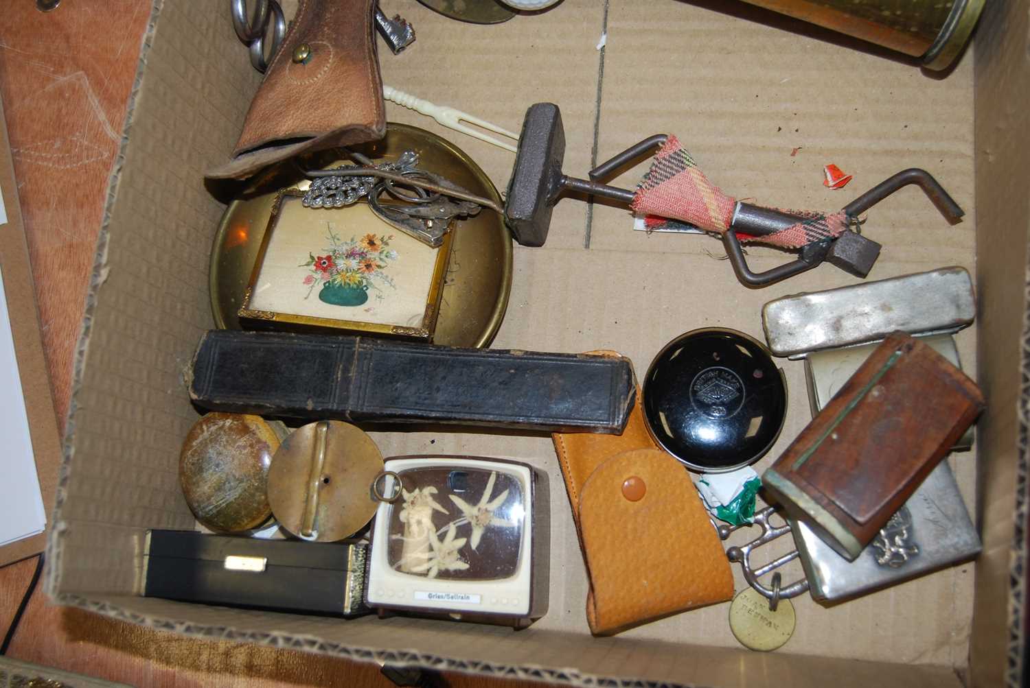 A box of miscellaneous items, to include a pair of brass shell cases, pocket cigarette lighters, - Image 9 of 11