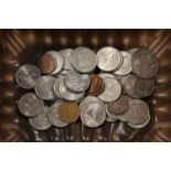 A collection of assorted modern American coinage to include quarter dollars, 5 cents etc