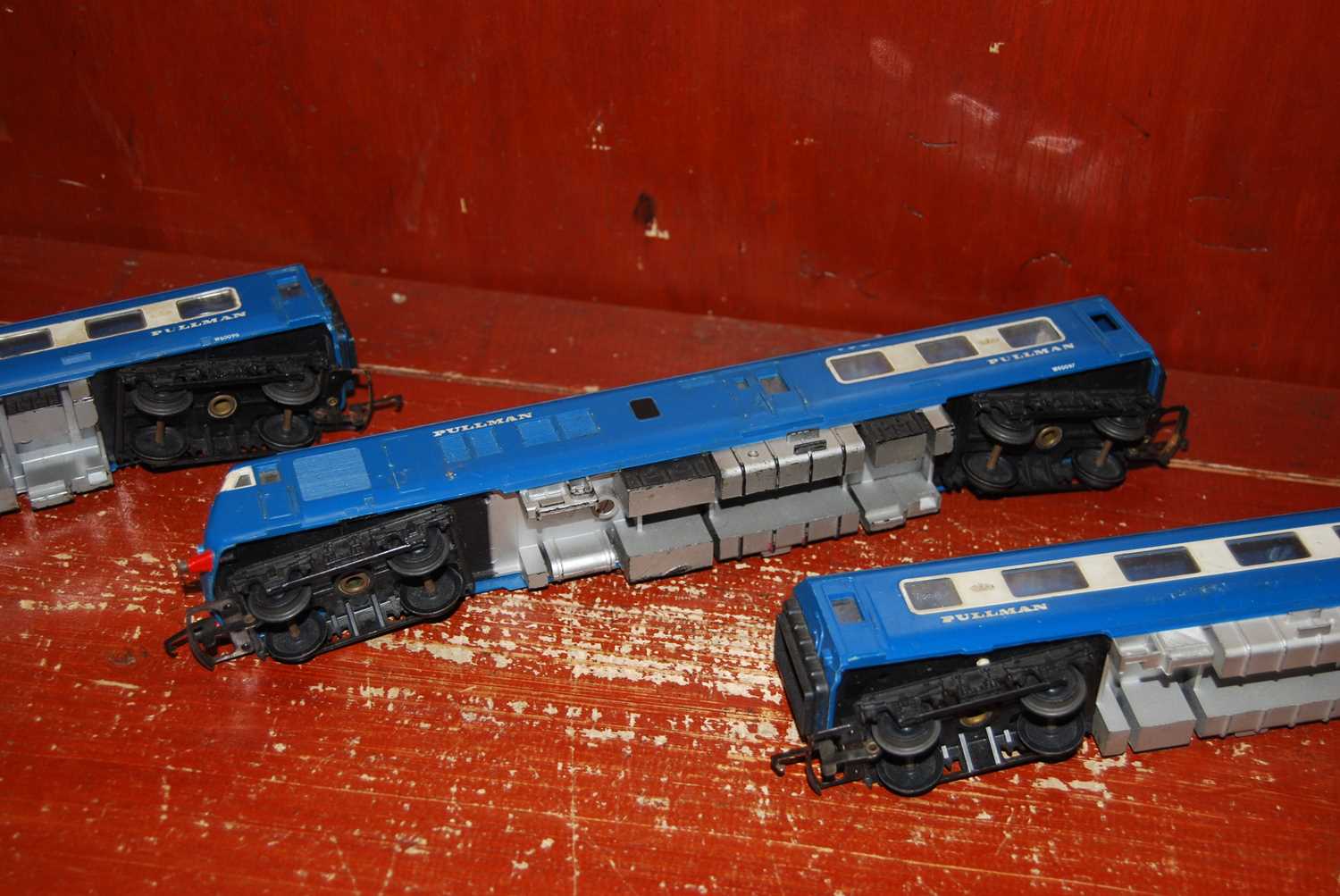 A box of assorted mainly 00 gauge rolling stock and accessories, to include GWR footbridge etc - Image 5 of 16