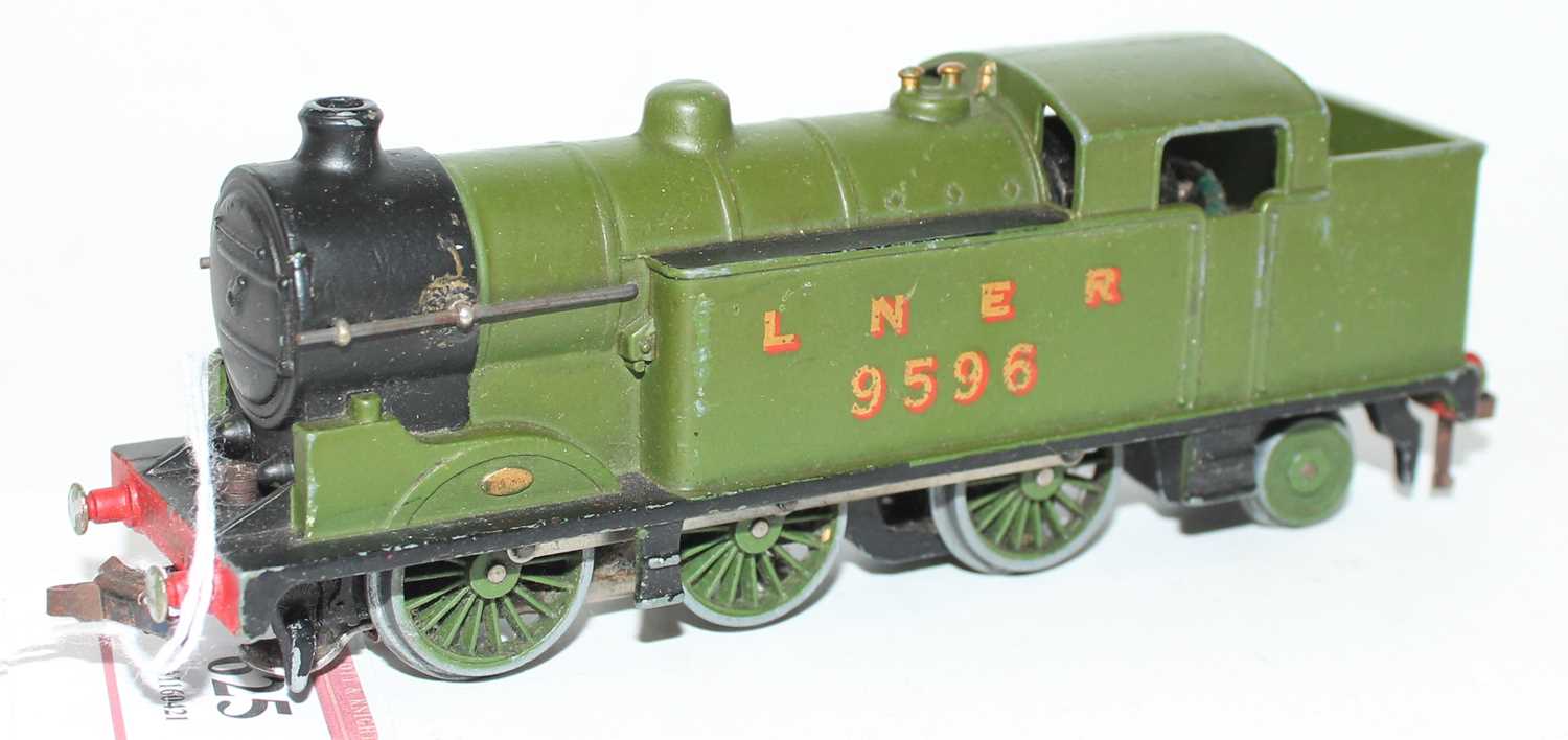 Hornby Dublo EDL7 0-6-2 Tank Locomotive, LNER Green 9596, only a few chips and scratches (E), NB