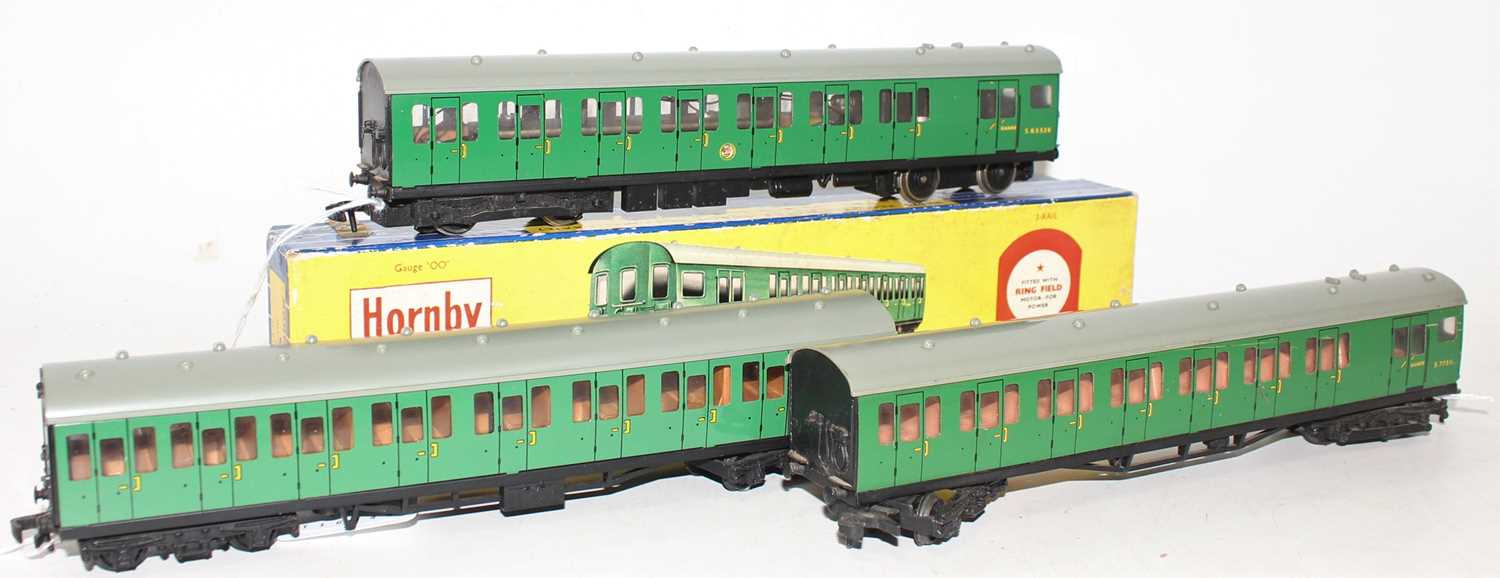 Hornby Dublo 3250/4150 and 4082 3-Rail EMU Green, Motor Coach (E-BE), 4150 Trailer, some marks to - Image 2 of 2