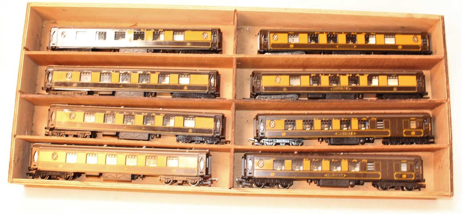 Eight various loose Hornby Pullman coaches, mixed examples to include Lucille, together with various