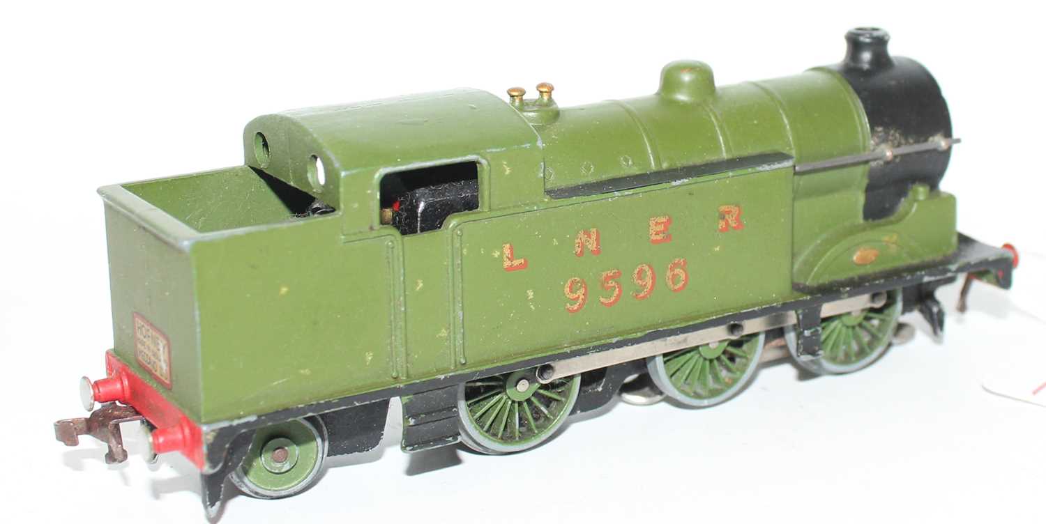 Hornby Dublo EDL7 0-6-2 Tank Locomotive, LNER Green 9596, only a few chips and scratches (E), NB - Image 2 of 2