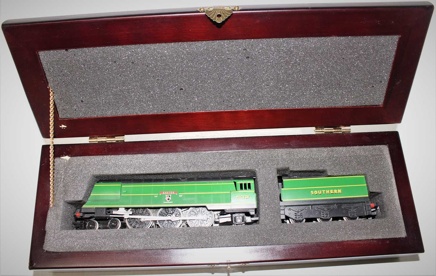 Hornby Railways R320 ‘West Country’ streamlined 4-6-2 loco & tender ‘Exeter’ SR malachite, limited - Image 2 of 2