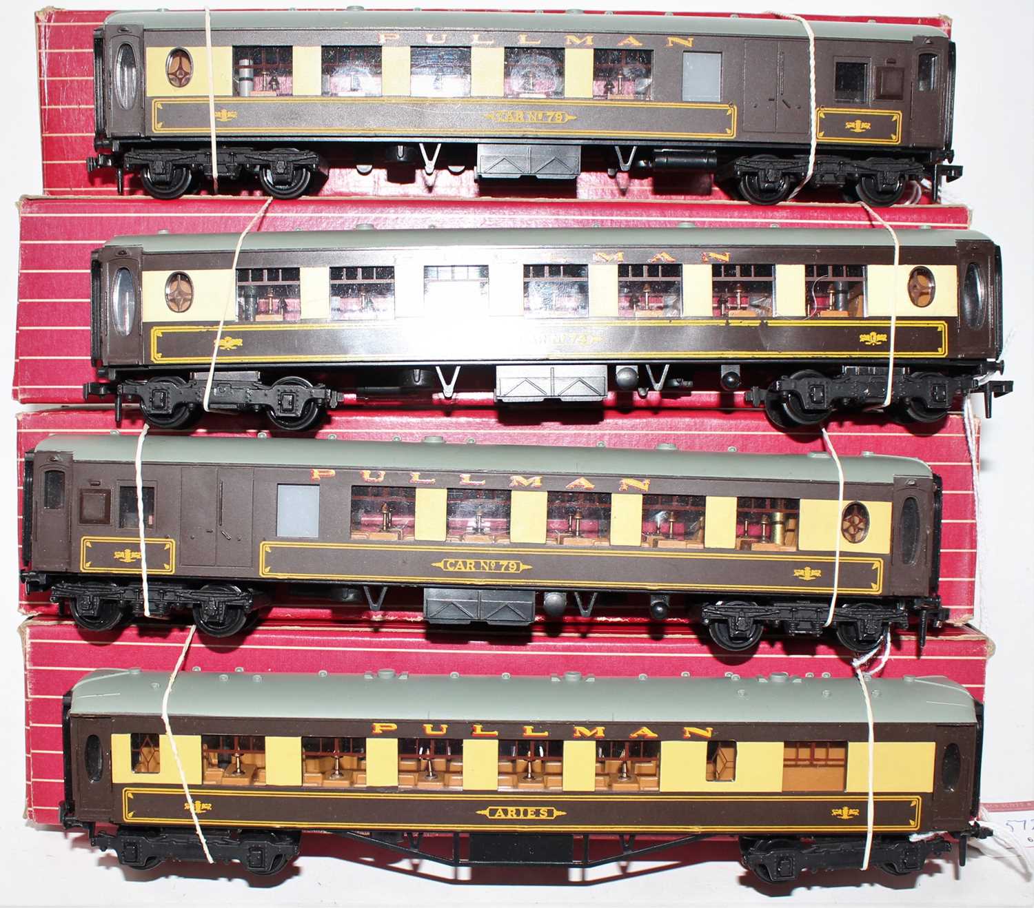 Four Hornby-Dublo Pullman coaches: 4035 Aries; 4036 Car 74; 2 x 4037 Car 79. All (NM-BE)