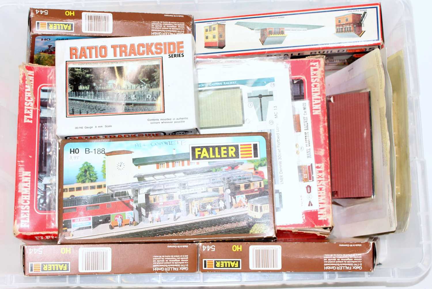 A box of lineside kits in plastic and card, including Fleischmann 3-Bay Engine Shed, Faller