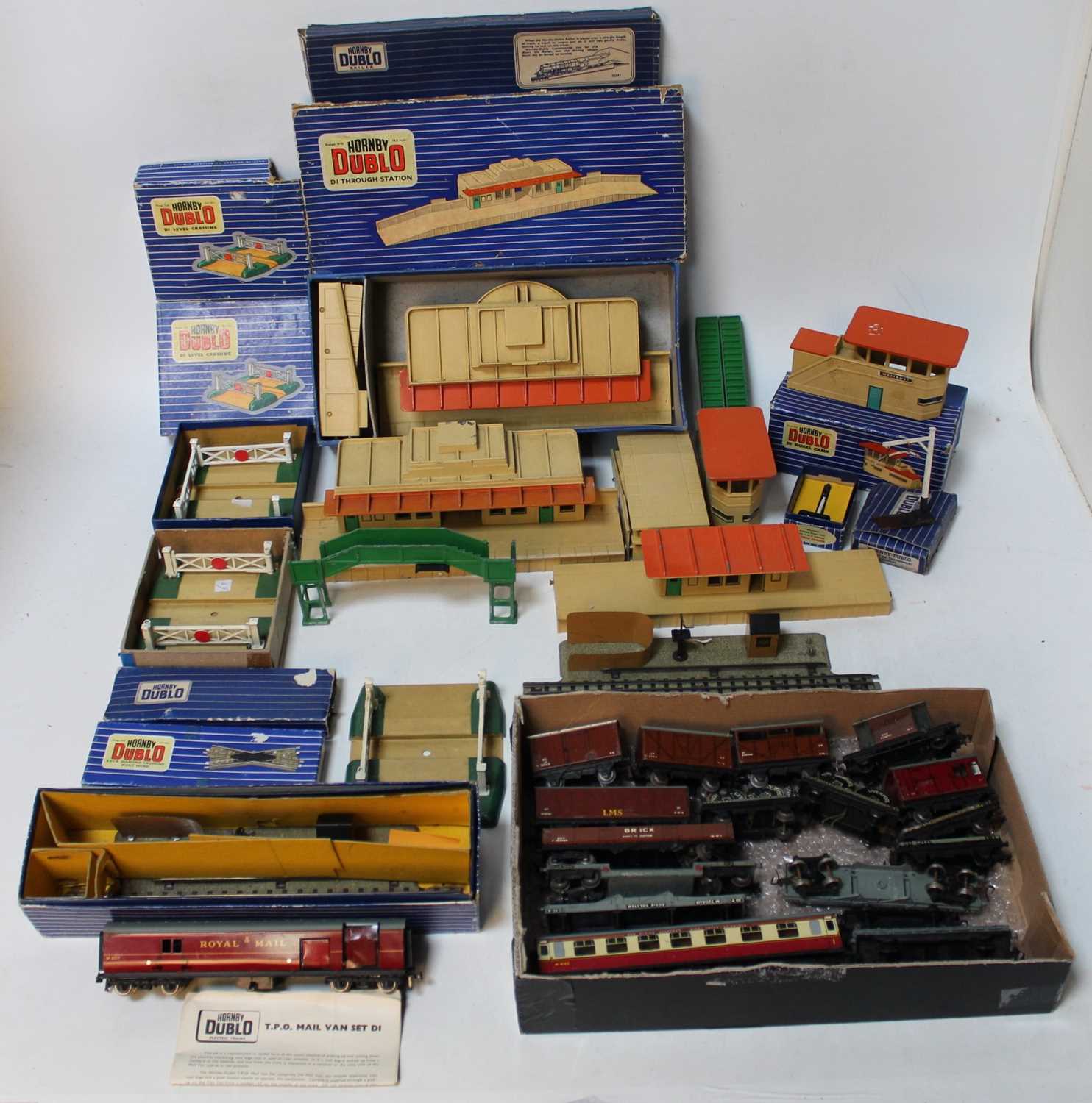 Large tray of Hornby Dublo items: 2x D1 through stations, one island platform, 2 signal cabins, 3