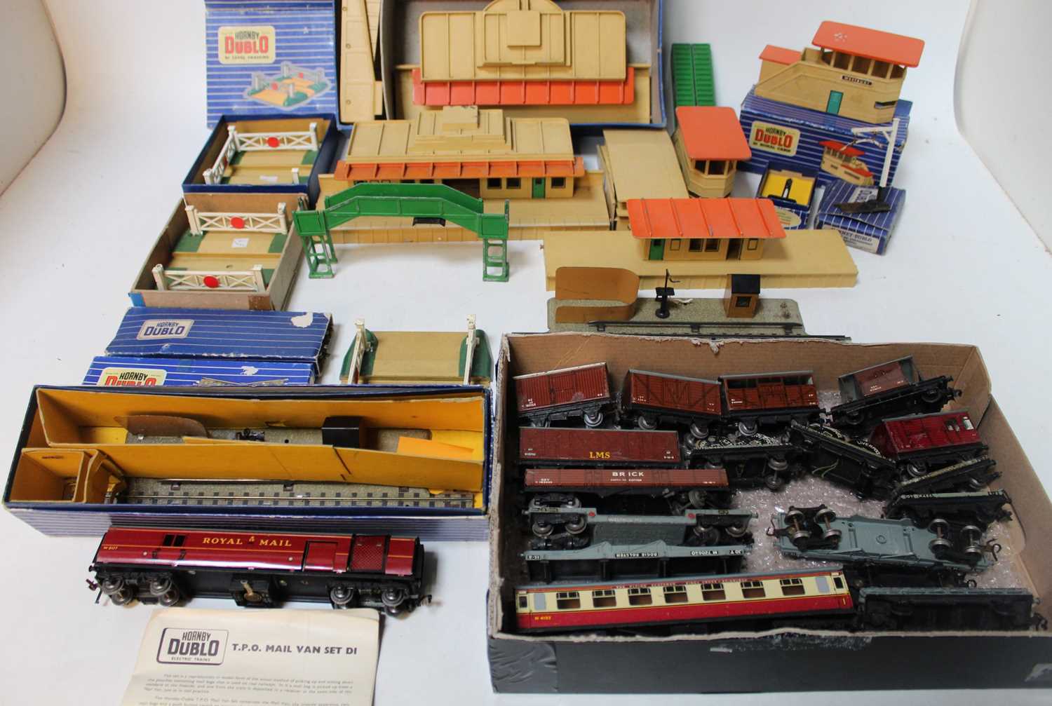 Large tray of Hornby Dublo items: 2x D1 through stations, one island platform, 2 signal cabins, 3 - Image 2 of 2