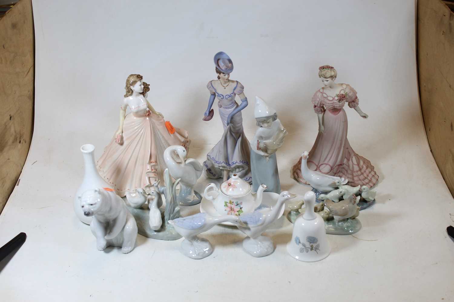 Assorted chinaware, to include Lladro polar bear, Wedgwood Ice Rose pattern specimen vase, Nao - Image 2 of 6