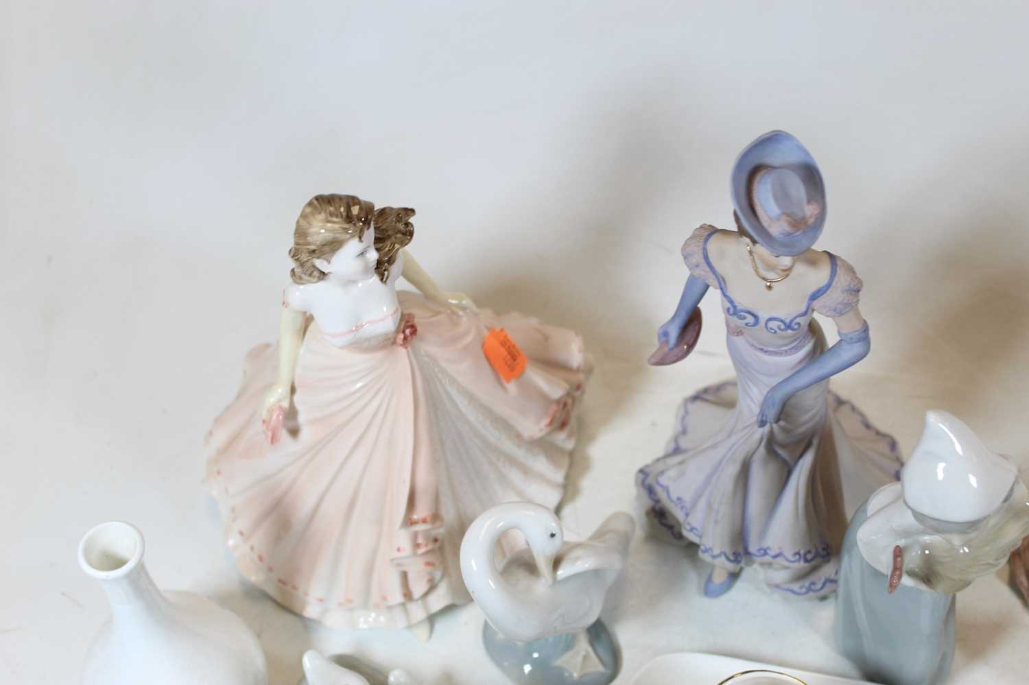 Assorted chinaware, to include Lladro polar bear, Wedgwood Ice Rose pattern specimen vase, Nao - Image 6 of 6