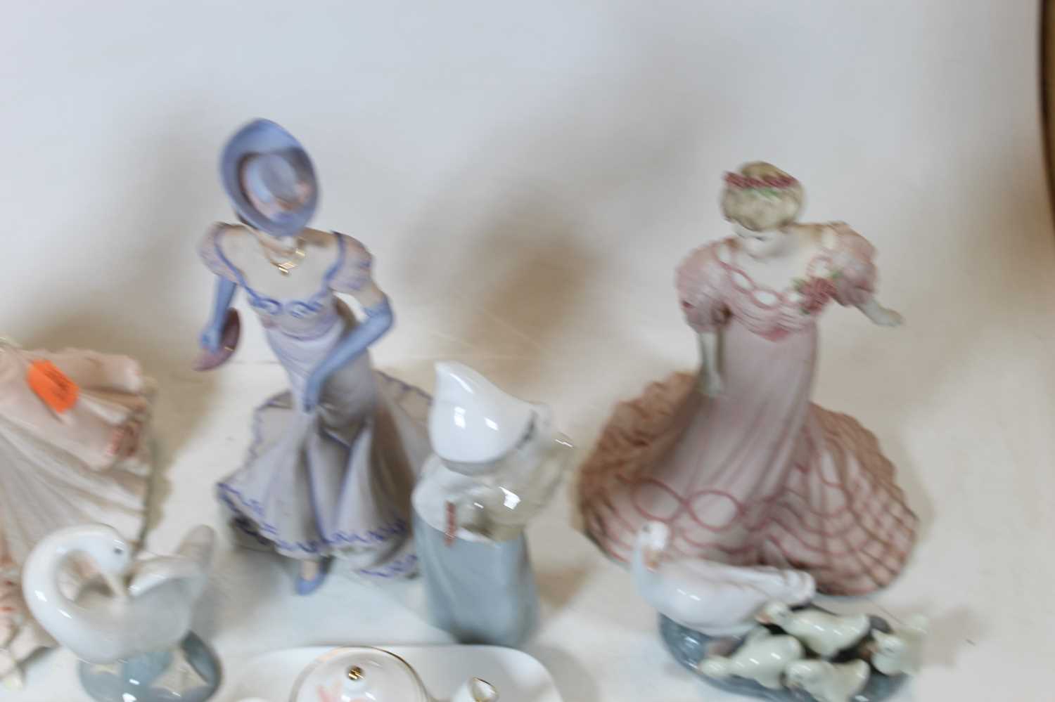 Assorted chinaware, to include Lladro polar bear, Wedgwood Ice Rose pattern specimen vase, Nao - Image 5 of 6