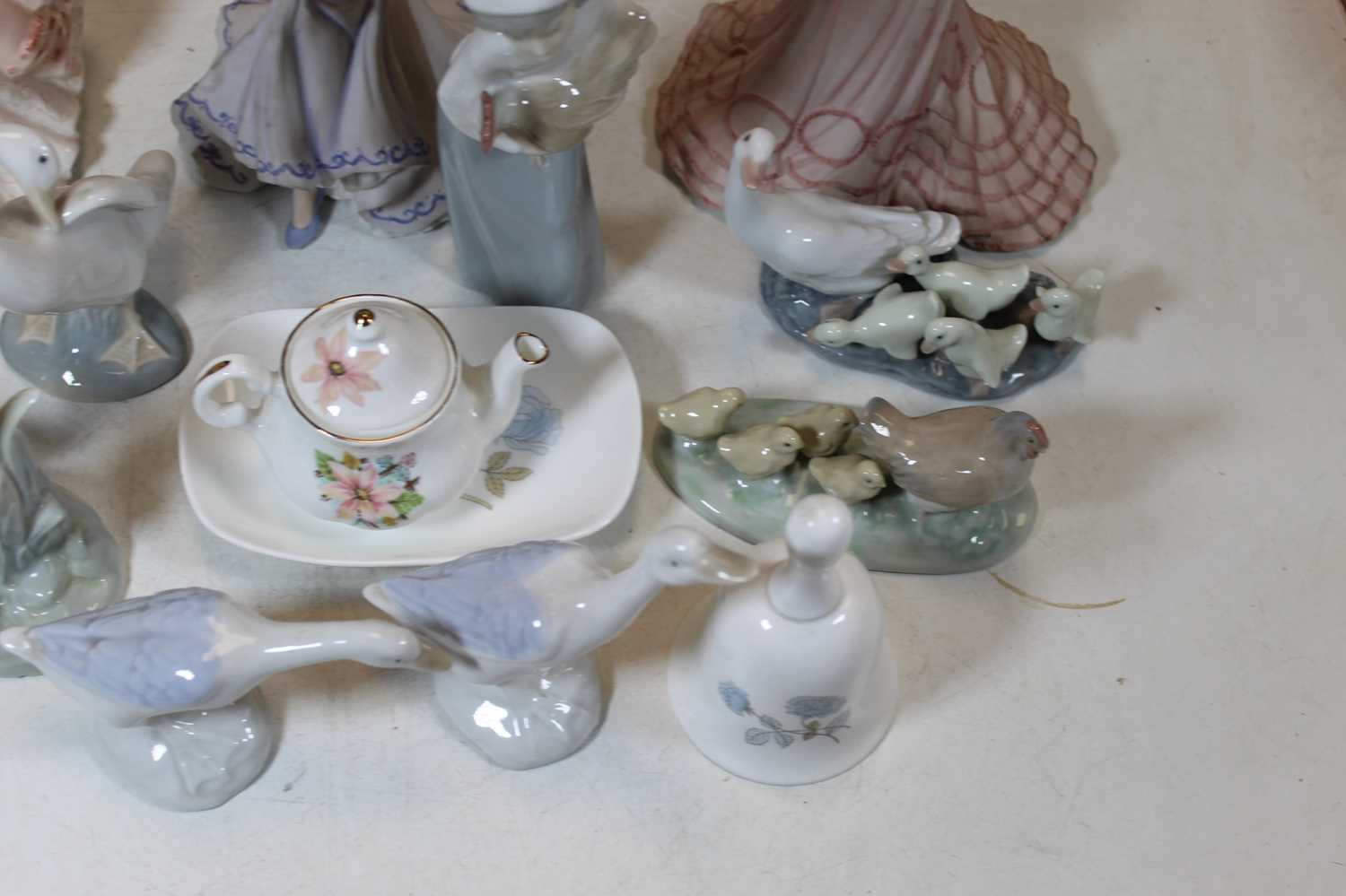 Assorted chinaware, to include Lladro polar bear, Wedgwood Ice Rose pattern specimen vase, Nao - Image 4 of 6