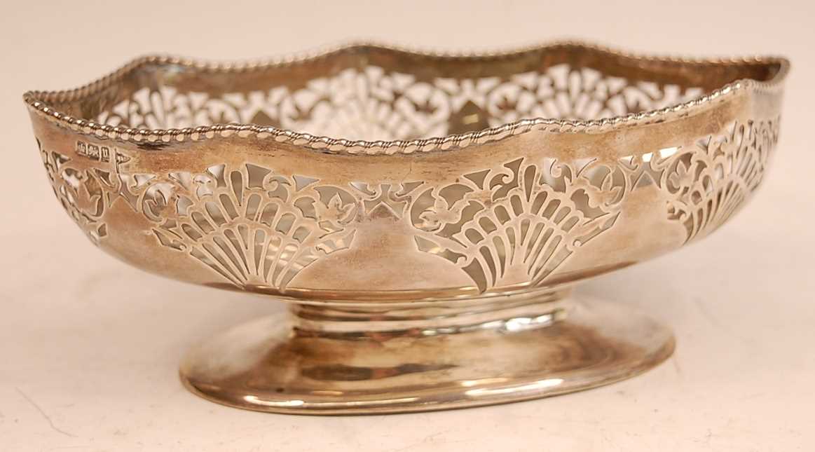 A Walker & Hall silver footed bowl, of shaped oval form with pierced rim, 9.8oz, Sheffield 1912, w.