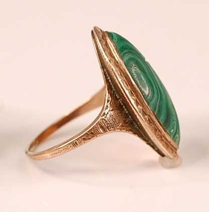 A yellow metal Georgian malachite memorial ring, comprising a 26 x 18mm marquise shaped malachite - Image 2 of 4