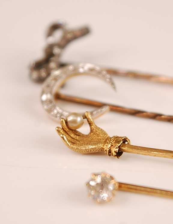 A yellow metal and diamond set stick pin, the old cut claw set diamond weighing approx 0.25 - Image 2 of 4