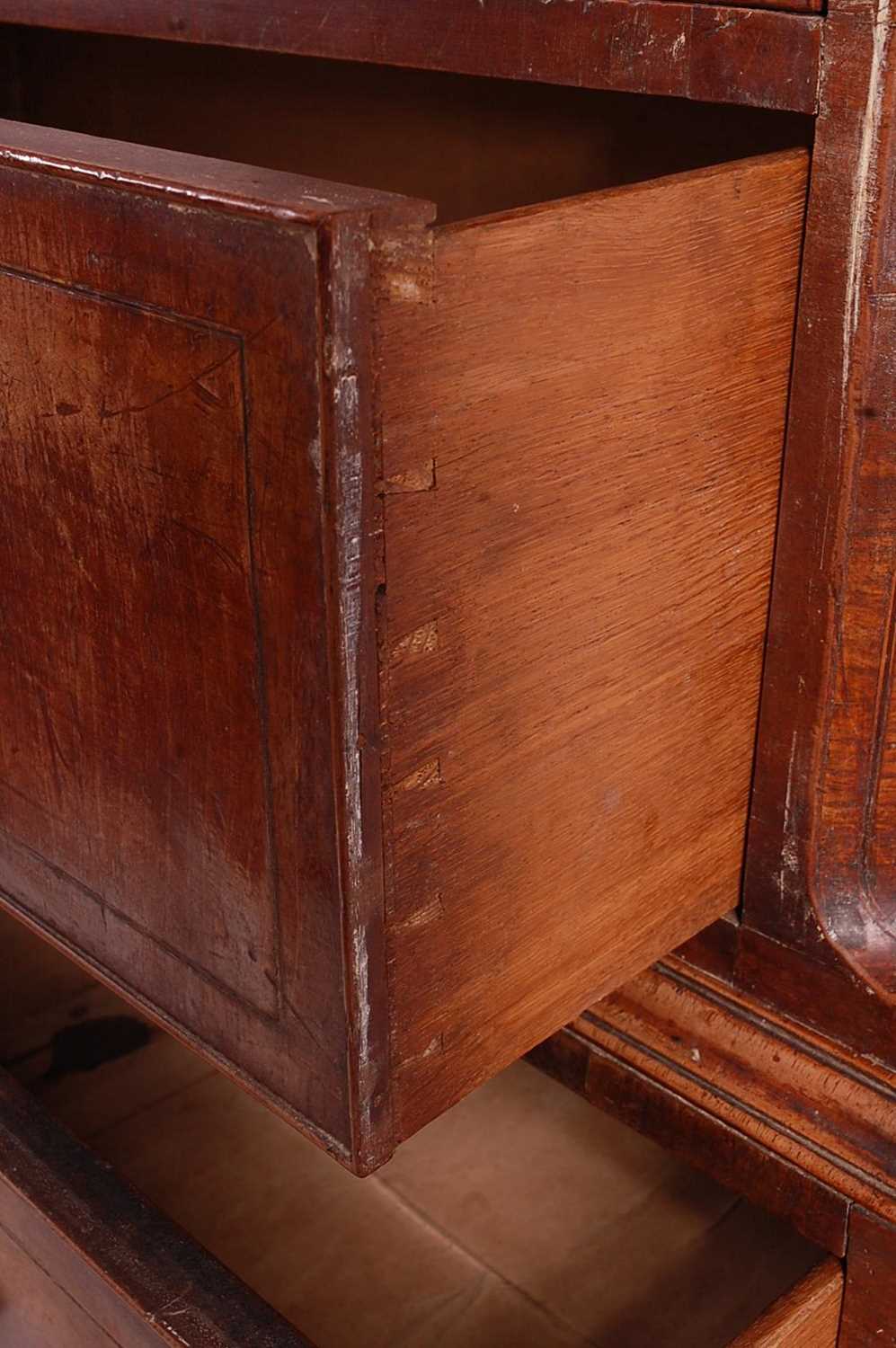 An early George III walnut chest-on-chest, the upper section having a dentil moulded cornice above - Image 7 of 7