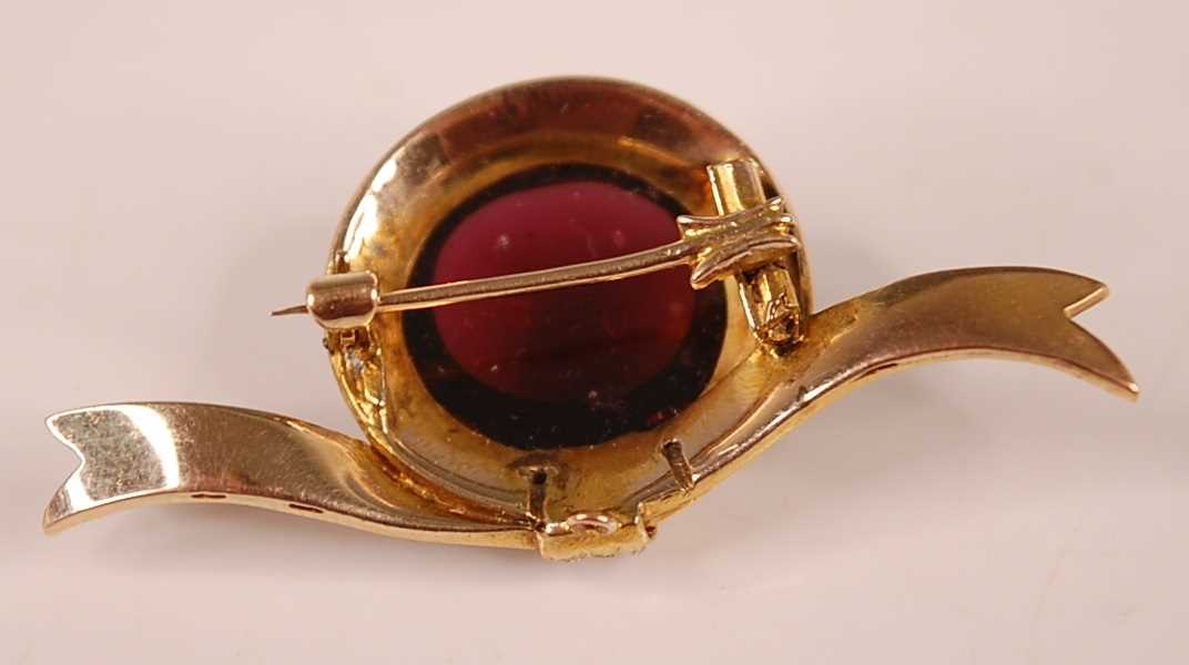 An early 20th century yellow metal bar brooch in the form of a be-ribboned hat, featuring a centre - Image 4 of 4