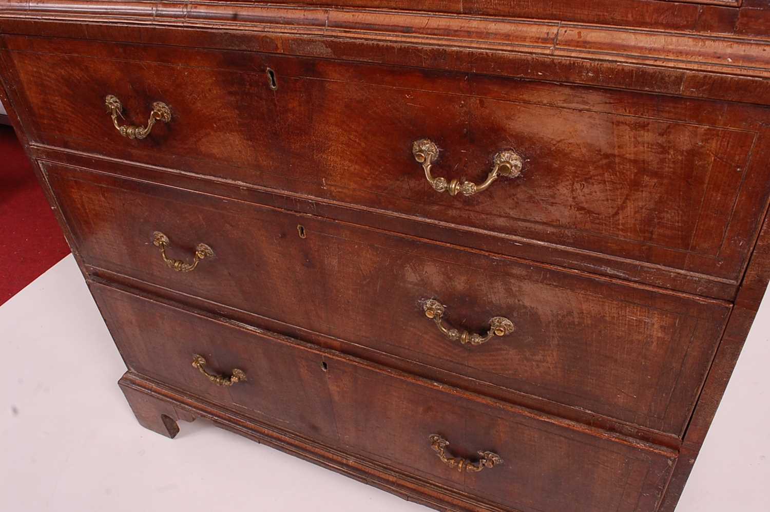 An early George III walnut chest-on-chest, the upper section having a dentil moulded cornice above - Image 6 of 7