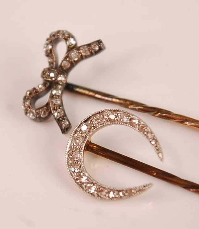 A yellow metal and diamond set stick pin, the old cut claw set diamond weighing approx 0.25 - Image 3 of 4