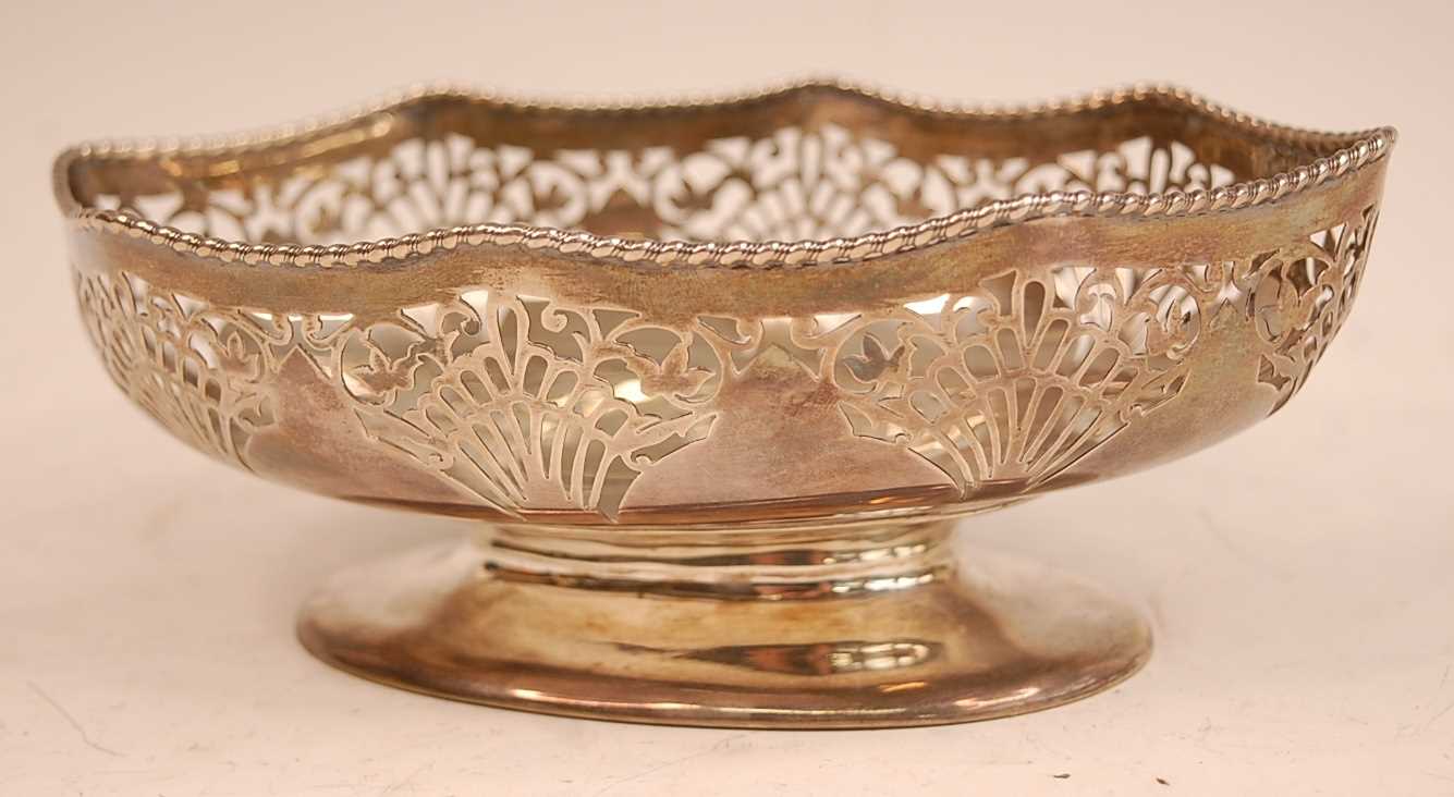 A Walker & Hall silver footed bowl, of shaped oval form with pierced rim, 9.8oz, Sheffield 1912, w. - Image 3 of 3