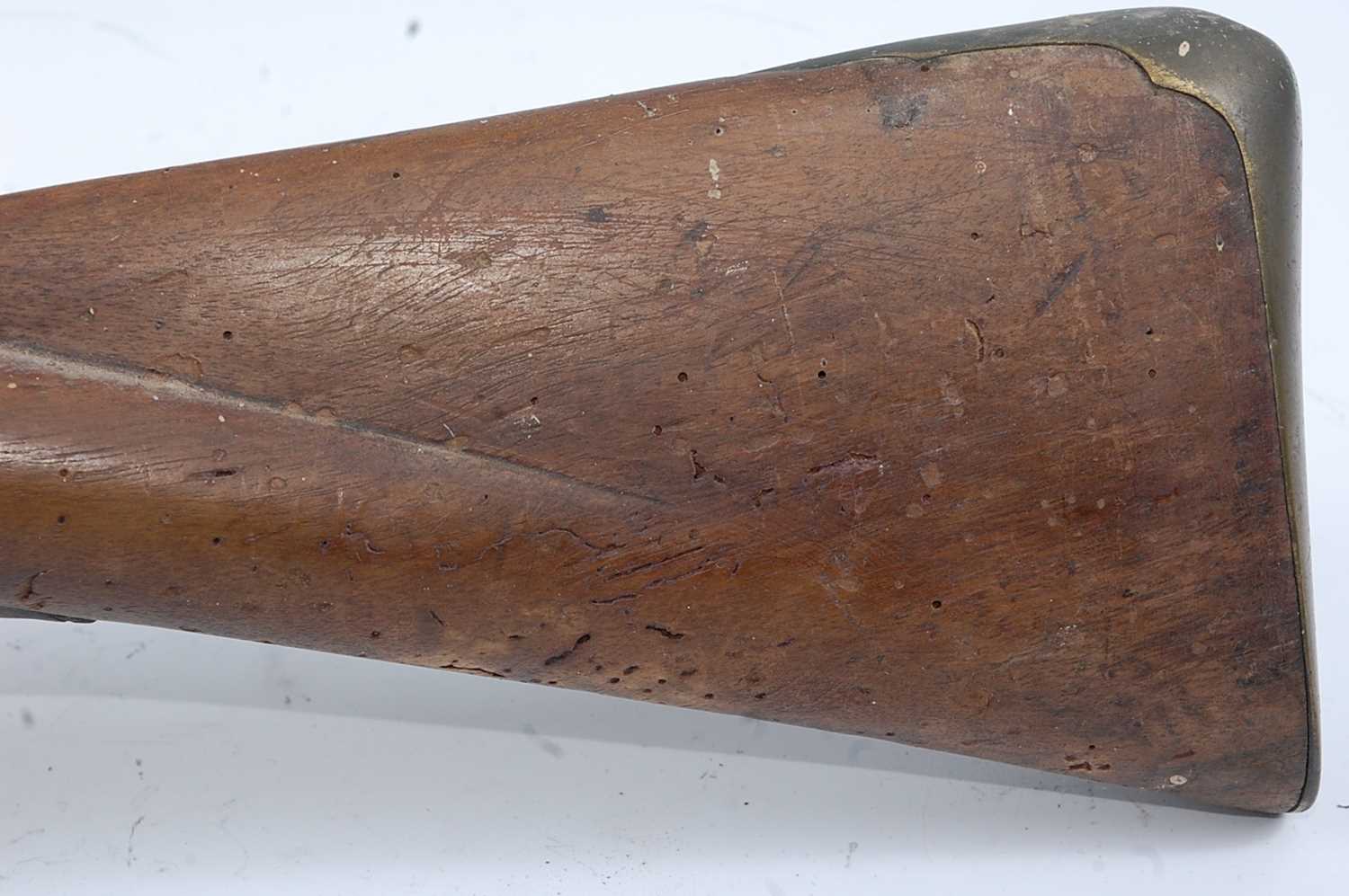 An early 19th century flintlock rifle, having a 101cm barrel, unmarked lock and brass mounted walnut - Image 6 of 6