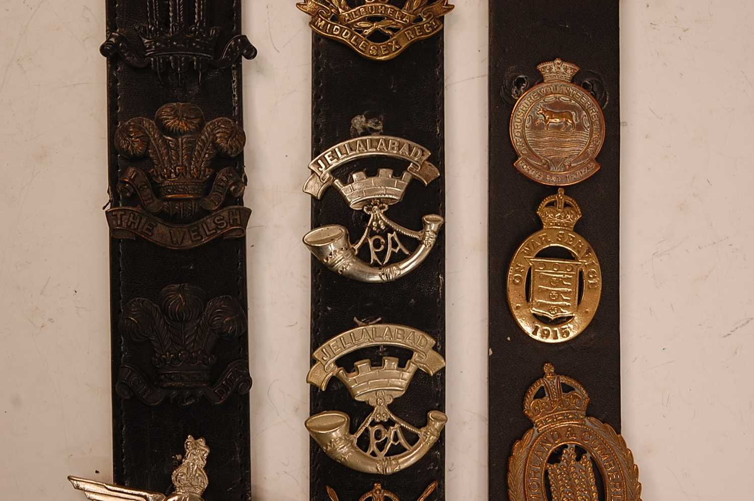 A collection of cap badges and insignia to include Carnarvonshire Volunteer Regiment, Army Service - Image 7 of 11