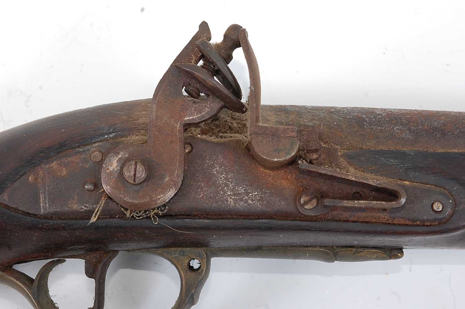 An early 19th century flintlock rifle, having a 101cm barrel, unmarked lock and brass mounted walnut - Image 2 of 6