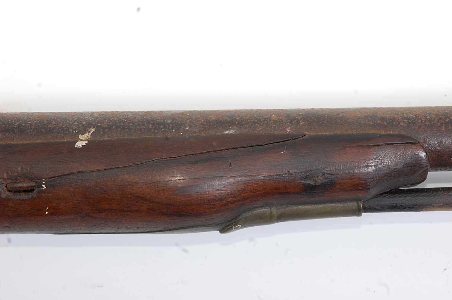 An early 19th century flintlock rifle, having a 101cm barrel, unmarked lock and brass mounted walnut - Image 4 of 6