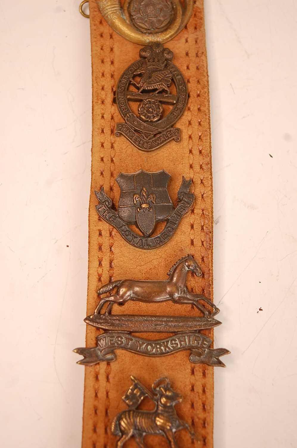 A collection of cap badge and insignia to include Derbyshire Imperial Yeomanry, Army Educational - Image 8 of 9