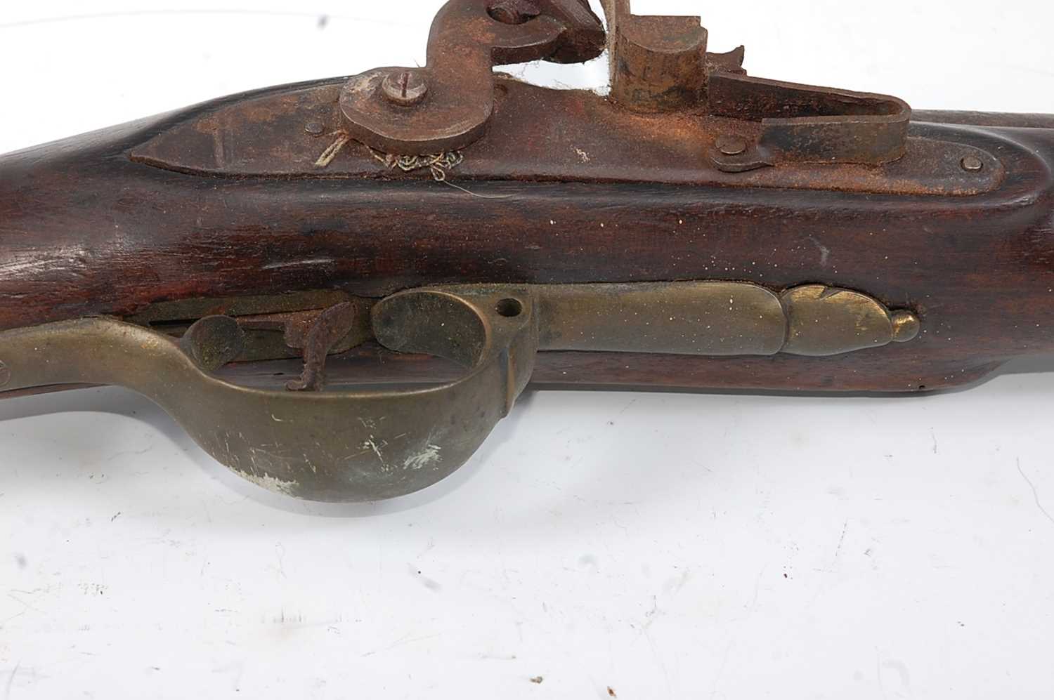 An early 19th century flintlock rifle, having a 101cm barrel, unmarked lock and brass mounted walnut - Image 3 of 6