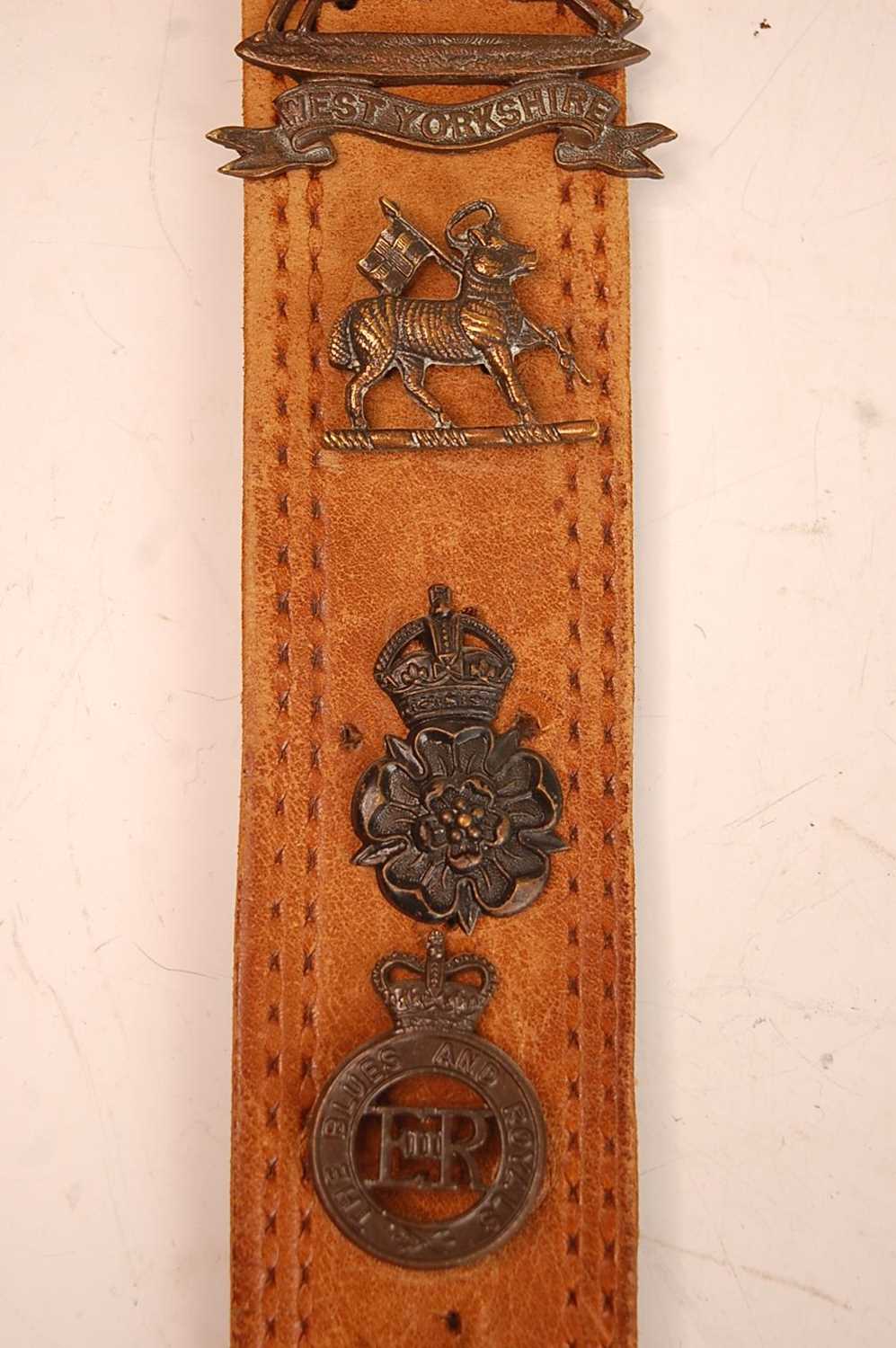 A collection of cap badge and insignia to include Derbyshire Imperial Yeomanry, Army Educational - Image 7 of 9