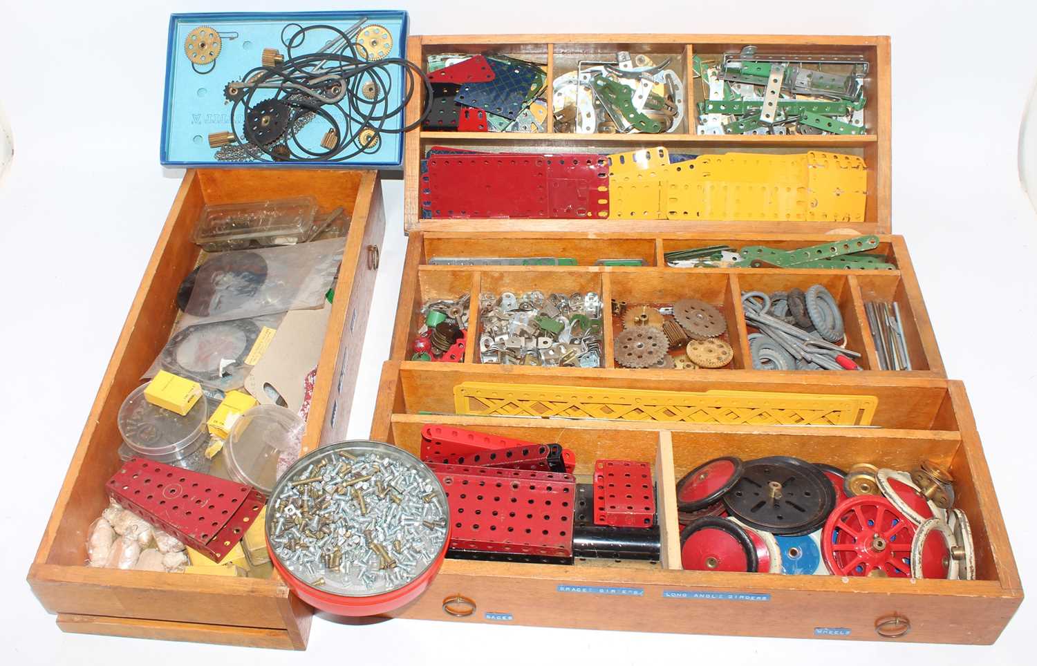 A wooden collectors' chest containing a quantity of mixed issue Meccano to include various 1950s