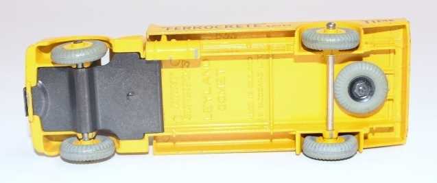 Dinky Toys No. 933 Leyland Ferrocrete Cement wagon in yellow with 533 cast to underside, complete - Image 3 of 3