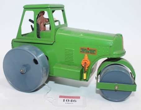 Triang Minic large scale tinplate clockwork Aveling Barford Diesel Road Roller, green, with grey - Image 2 of 2