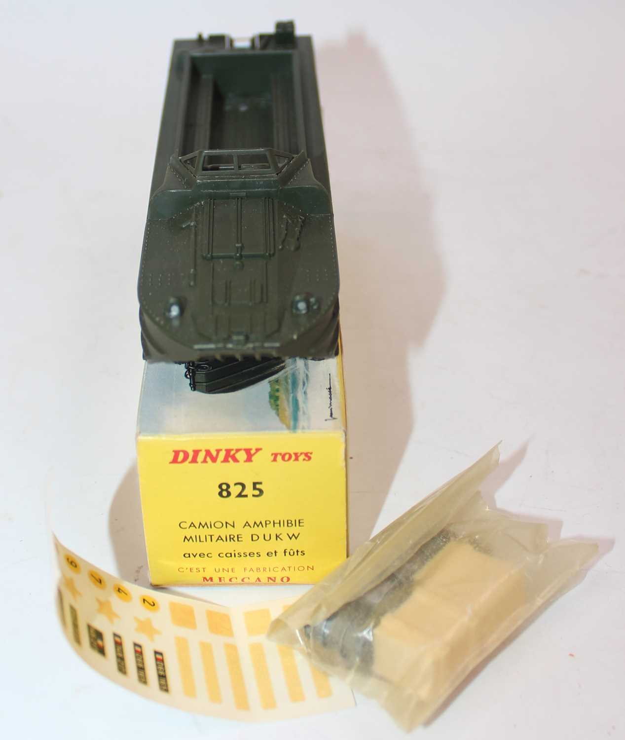 French Dinky Toys 825 G.M.C DUKW Amphibian, matt drab green, driver, 3x drums and 2x crates, mint - Image 3 of 3