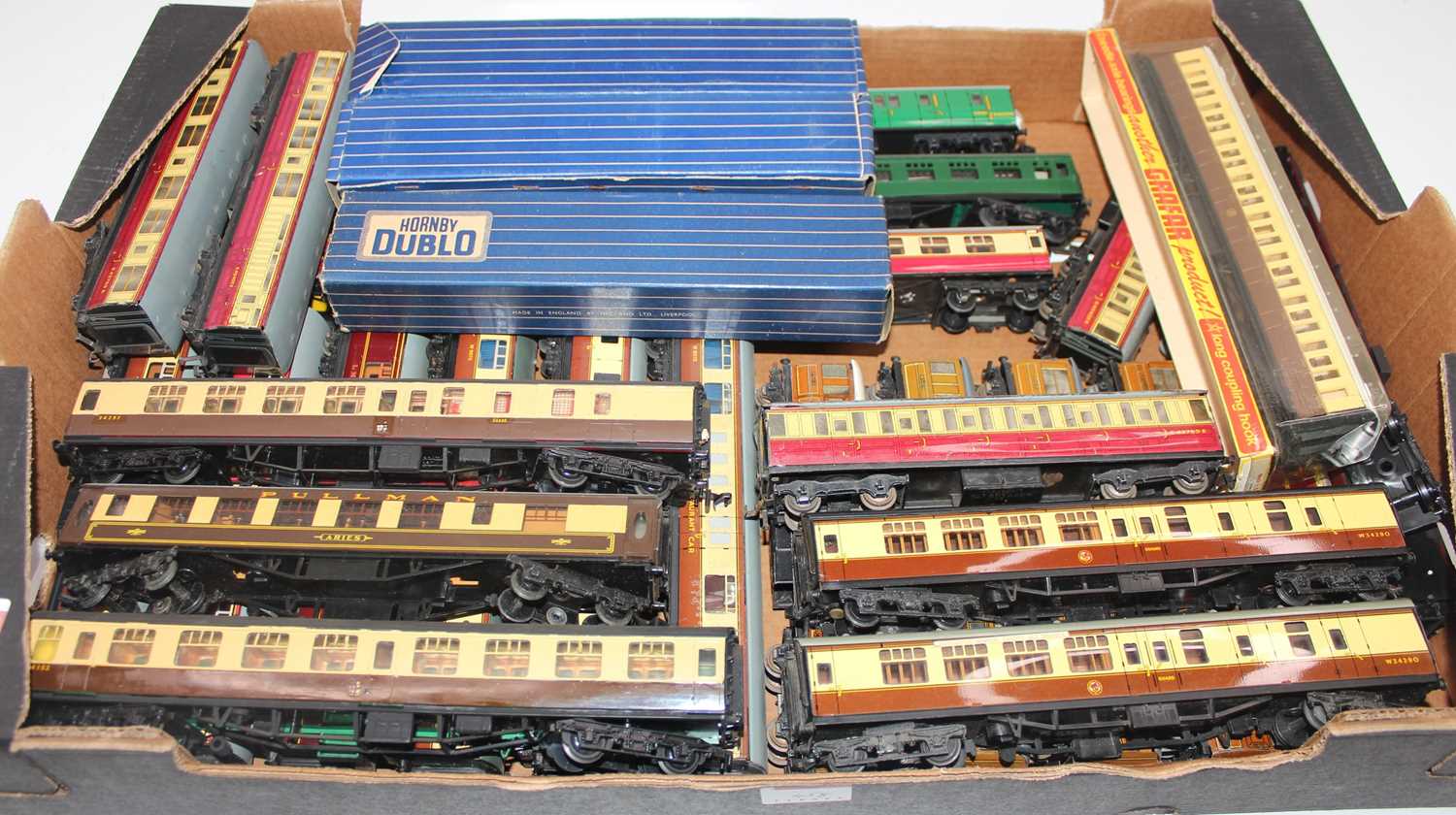 Tray containing 26 Hornby Dublo coaches and 4 other makes. Dublo includes D1, D3, D11, D12, D20, D22 - Image 3 of 3