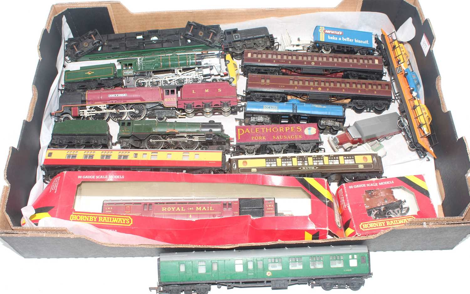 Tray of 00 gauge items:- 3 locos: Evening Star, Duchess of Sutherland and Princess Elizabeth (green)