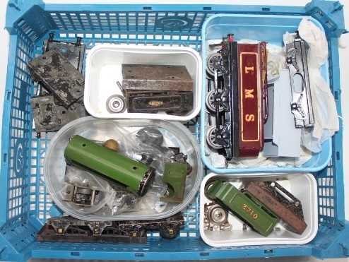 Tray of parts for Hornby tenders and locos including no. 0, 1 and no. 2, various other parts