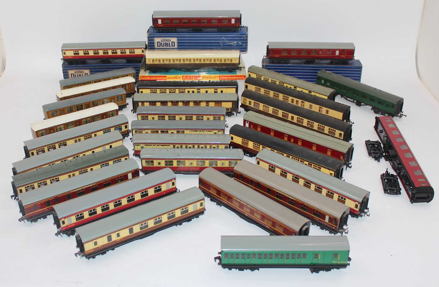 Tray containing 26 Hornby Dublo coaches and 4 other makes. Dublo includes D1, D3, D11, D12, D20, D22