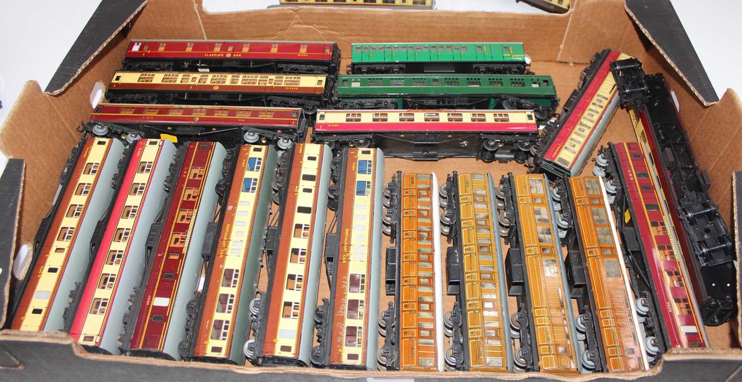 Tray containing 26 Hornby Dublo coaches and 4 other makes. Dublo includes D1, D3, D11, D12, D20, D22 - Image 2 of 3