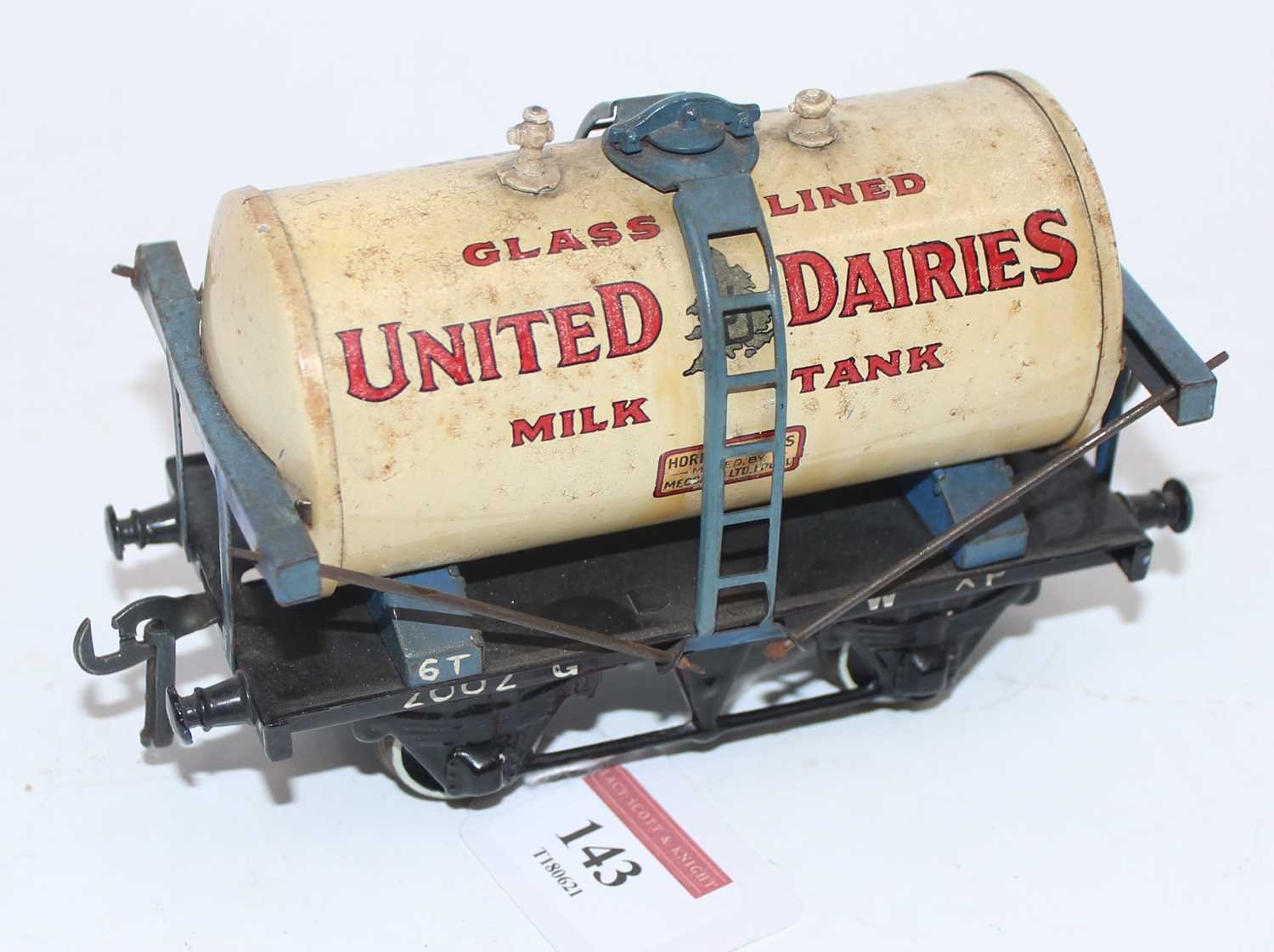 1939-41 Hornby United Dairies milk tank wagon, black base, blue ladder and ends, no drain cocks.