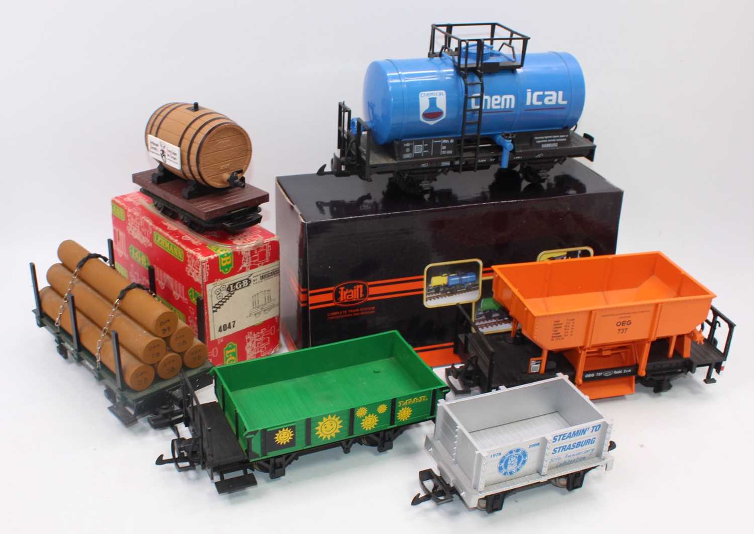 Large tray containing LGB goods wagons: 'Chemical' tank wagon, blue (E-BE); 4047 barrel wagon (E-