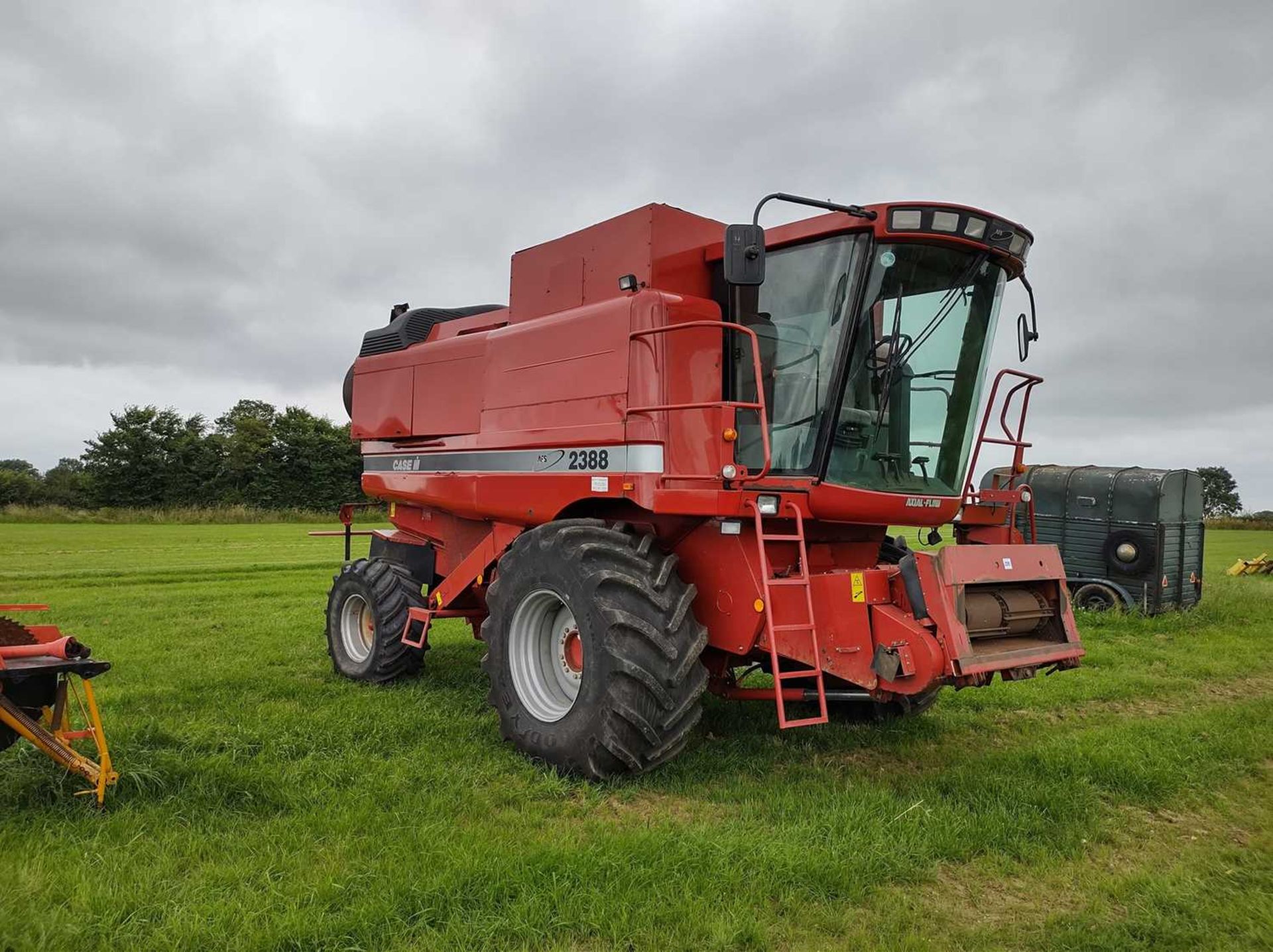 18ft Case 2388 Combine Harvester with Straw Chopper (Reg. Y998 0BJ) (Engine Hours 2644 Hours) with - Image 4 of 9